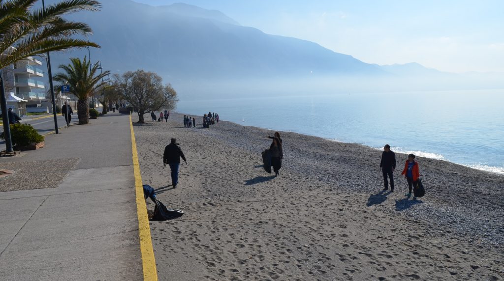 “Ευκλής” και Τρίτεκνοι καθάρισαν την παραλία Καλαμάτας
