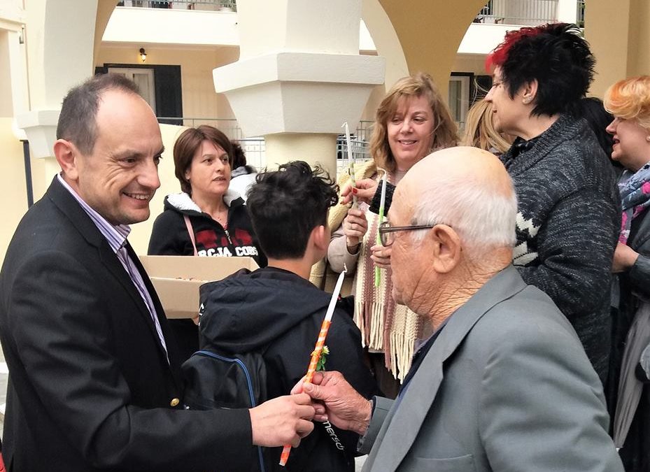 Τρίτεκνοι Μεσσηνίας: Λαμπάδες και ευχές έδωσαν στους γέροντες του Αλεξανδράκειου